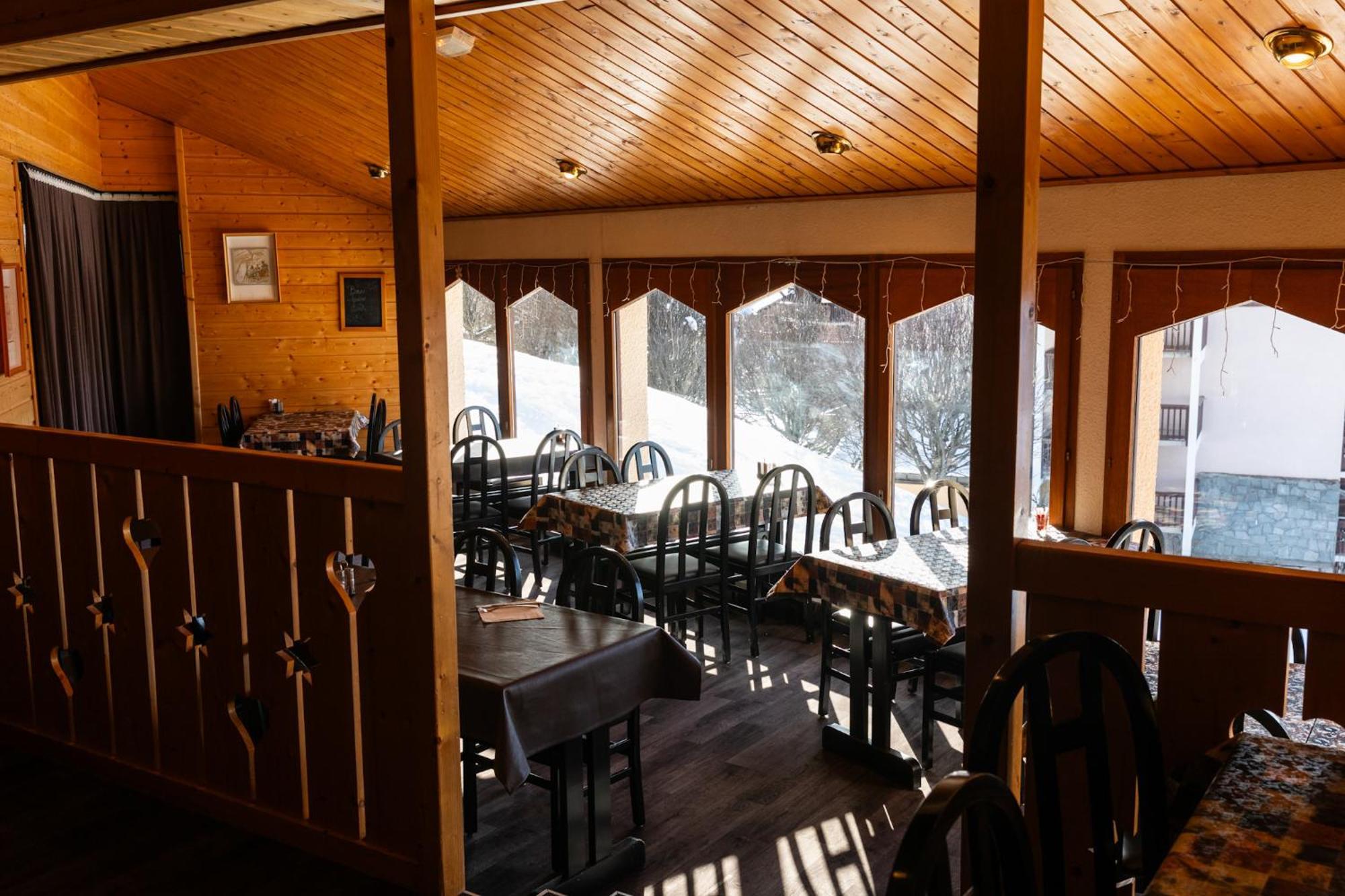 Hotel Emeraude Пезе-Нанкруа Экстерьер фото